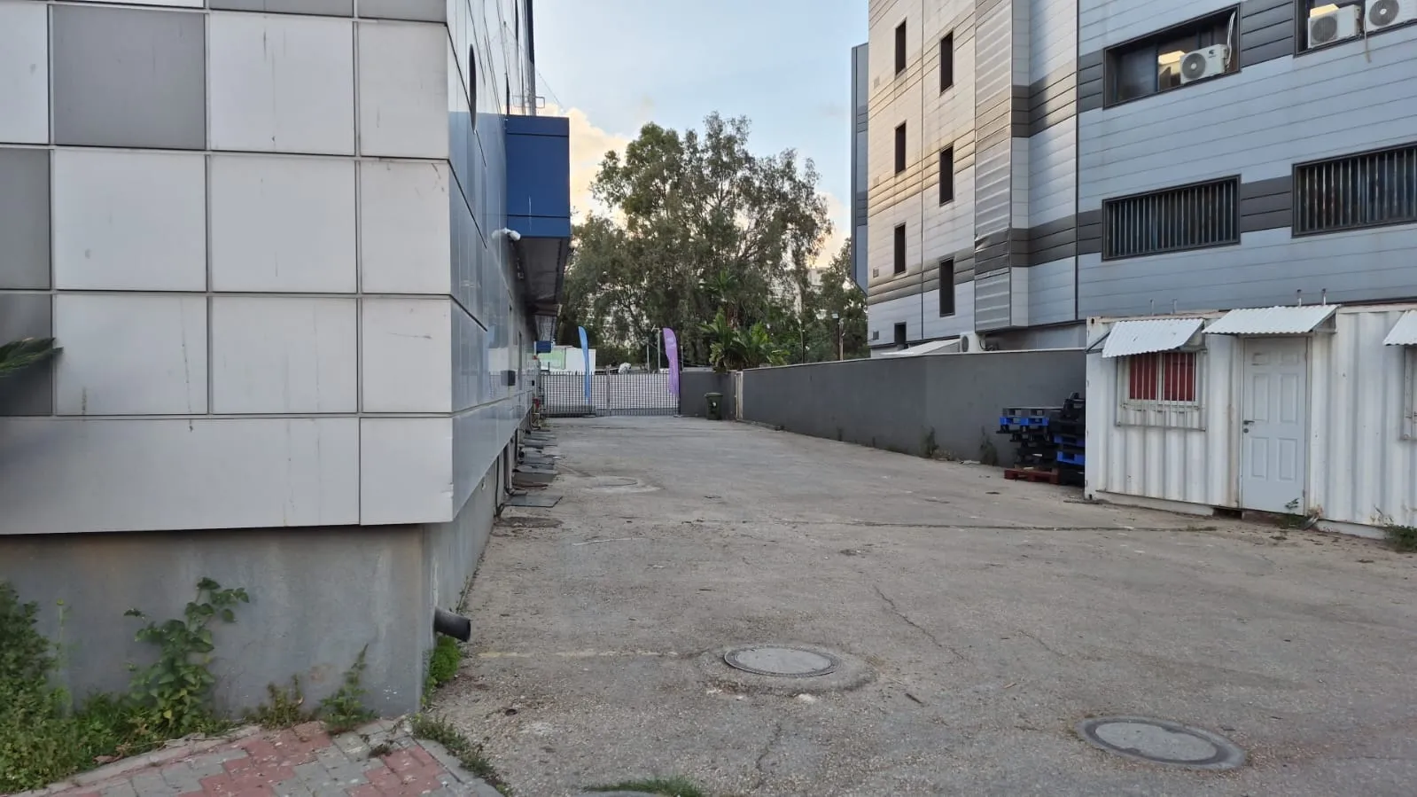 "צד האחורי של הבניין"